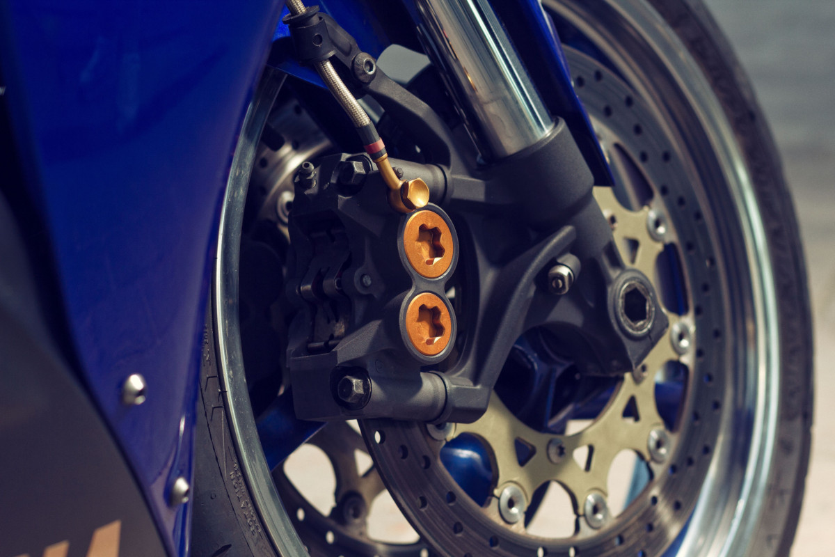 Bremsen-Service beim Motorrad: Bel&auml;ge, Fl&uuml;ssigkeit, Stahlflex &ndash; was bringt&rsquo;s wirklich?