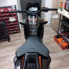 EIn Motorrad in einer Hobbywerkstatt