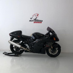 Ein Motorrad vor einer Wand mit einem Motorrad Braha Logo