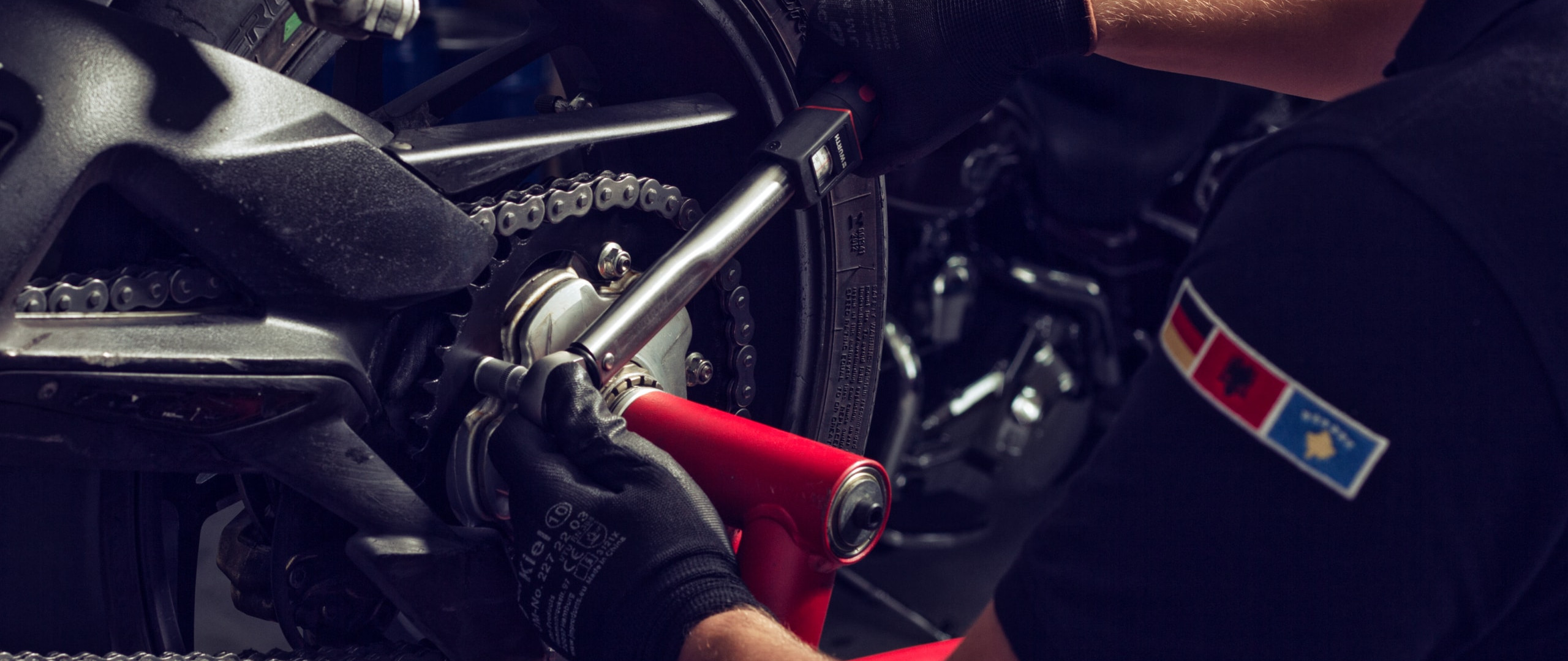 Ein Mechaniker der an einem Motorrad arbeitet
